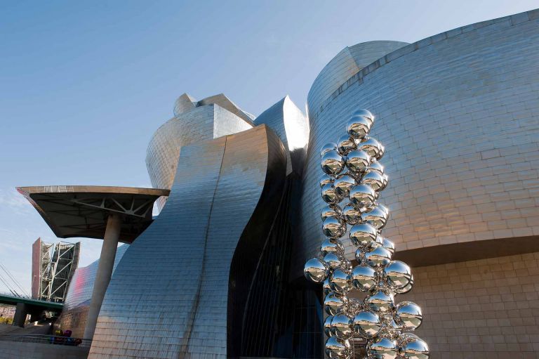 You're 12 scissors tall!  Guggenheim Museum Bilbao