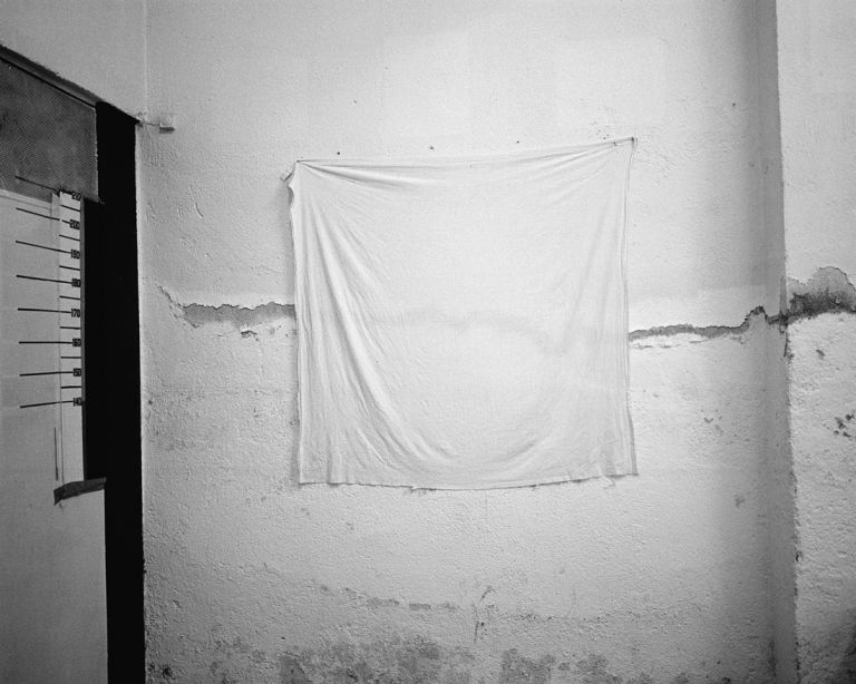 Sin título, Madrid. Cárcel de Carabanchel. Fondo para las fotografías de las fichas de ingreso | Clemente Bernad | Guggenheim Bilbao Museoa