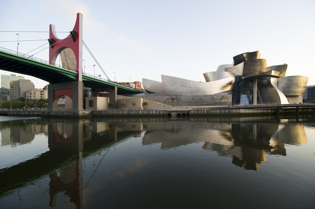 Exterior del edificio y puente | Guggenheim Bilbao Museoa