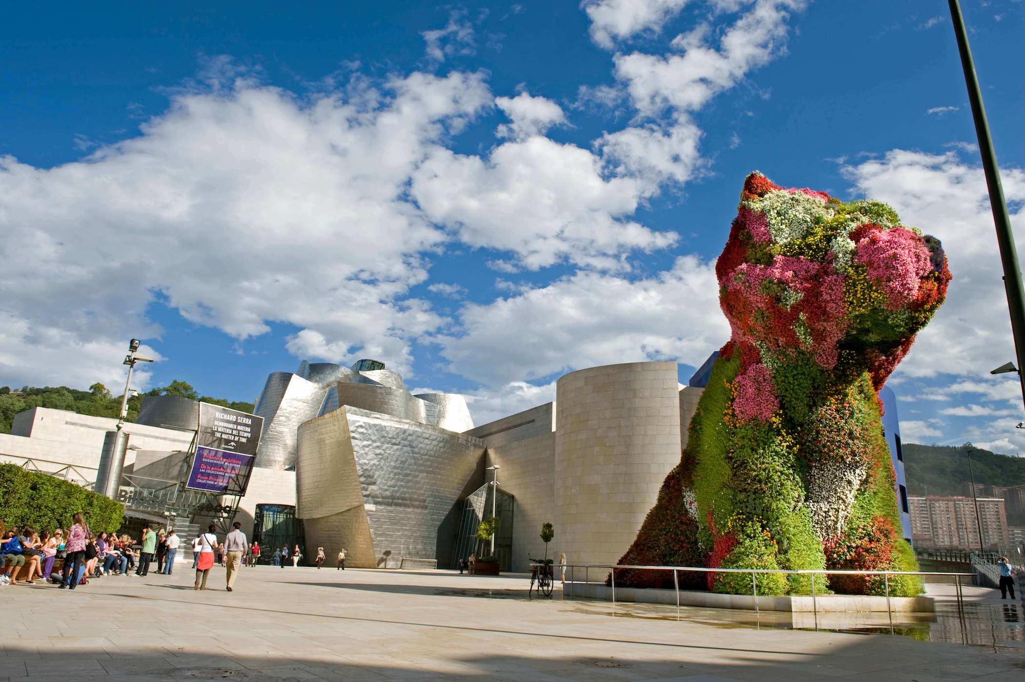 Puppy eraikinaren ondoan | Jeff Koons | Guggenheim Bilbao Museoa