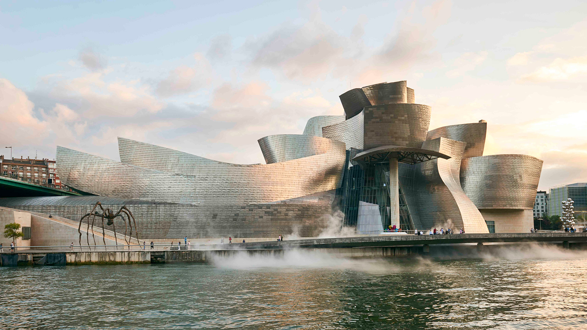 Guggenheim Bilbao Museum. Come in and plan your visit