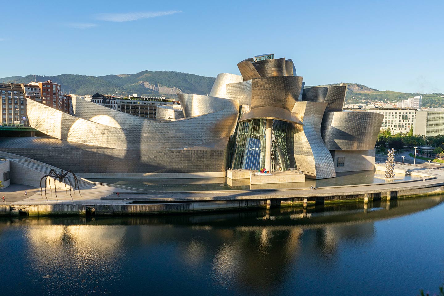 Exterior del edificio y puente | Guggenheim Bilbao Museoa