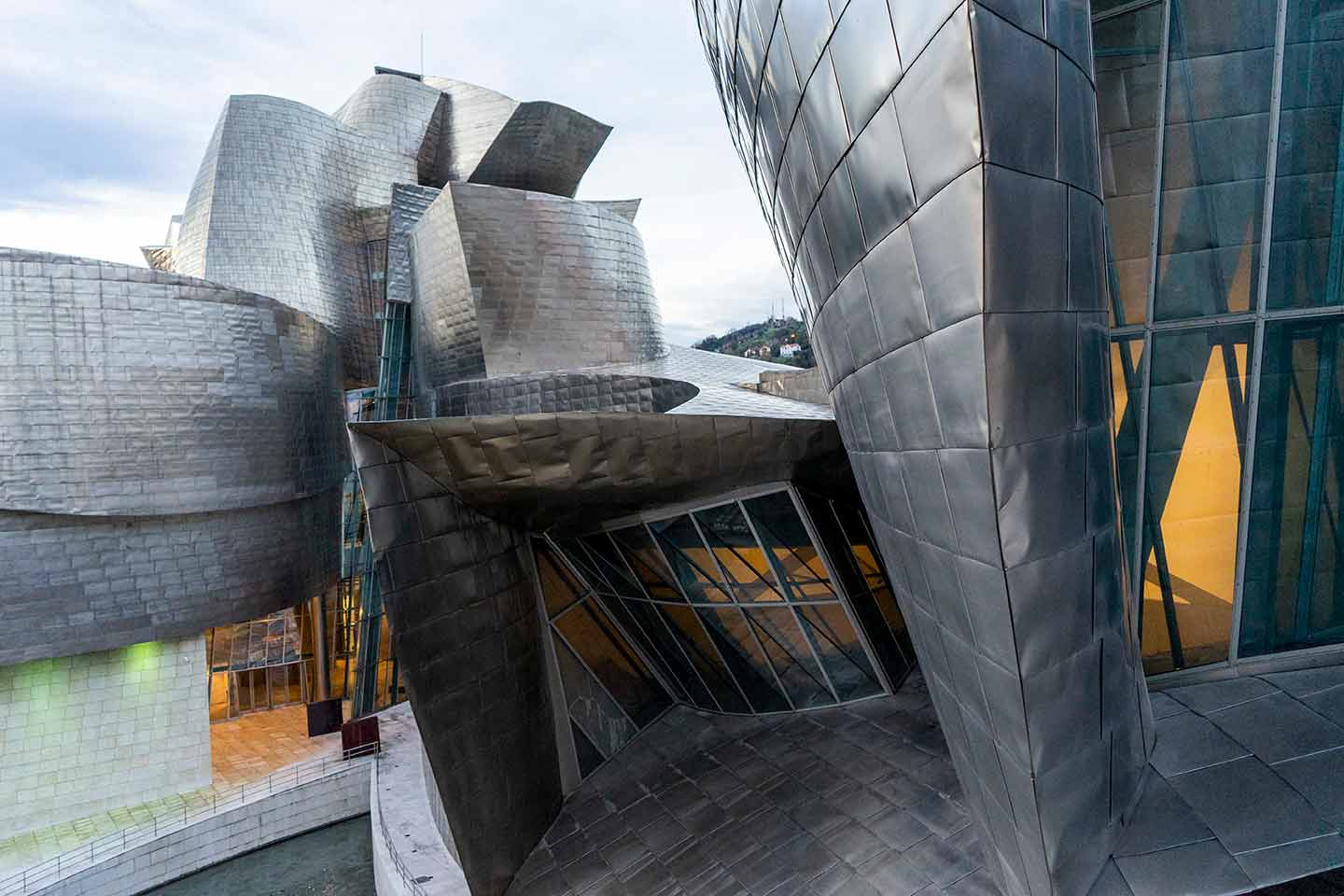 Eraikinaren kanpoaldea eta Su-iturria | Guggenheim Bilbao Museoa