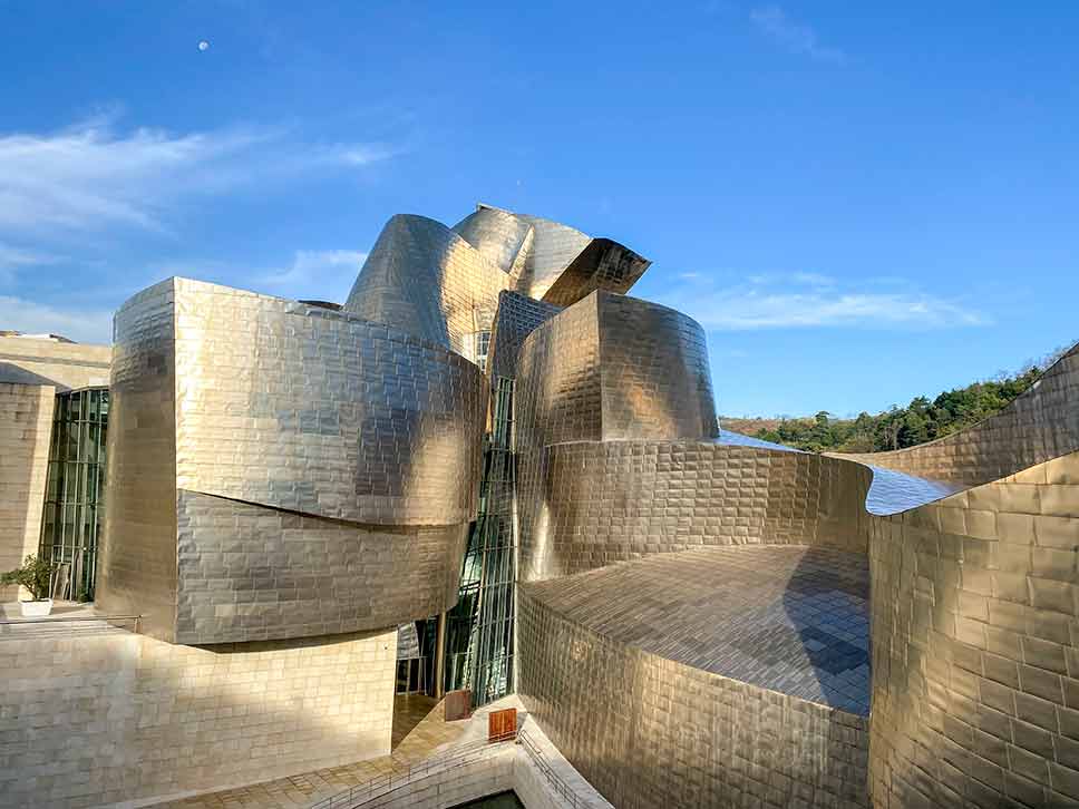 Exterior del edificio y puente | Guggenheim Bilbao Museoa