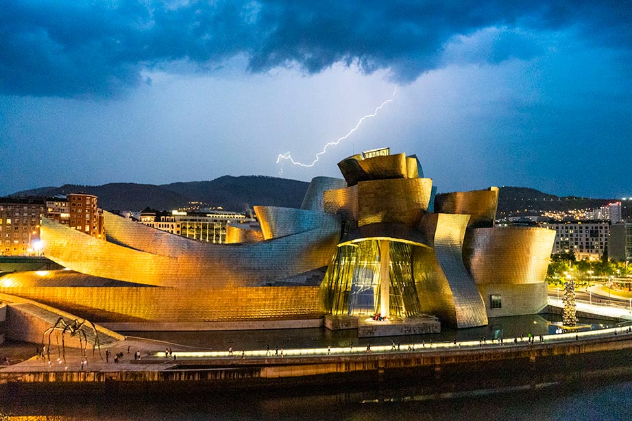 Eraikinaren kanpoaldea eta Su-iturria | Guggenheim Bilbao Museoa