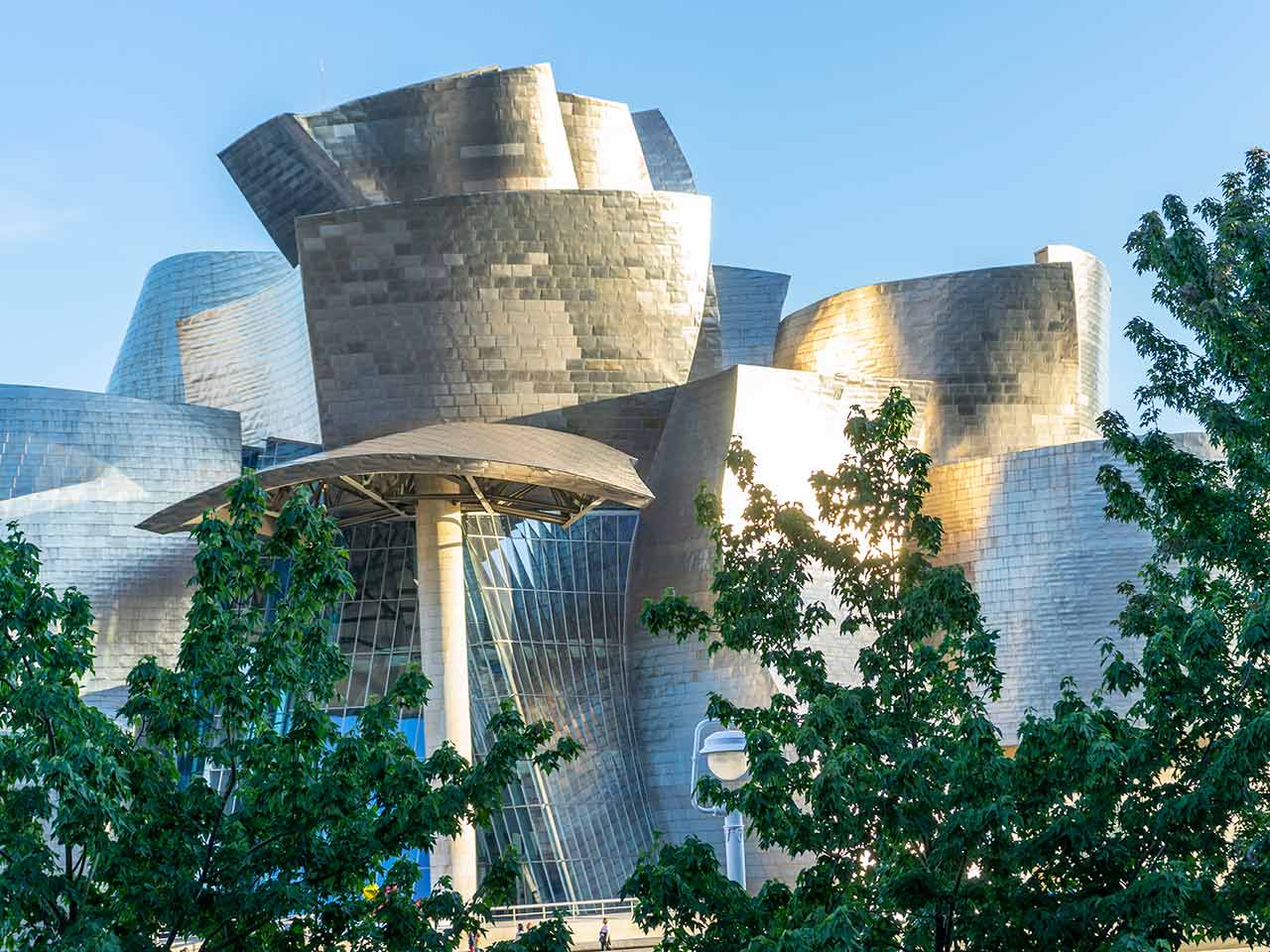 Exterior del edificio y puente | Guggenheim Bilbao Museoa