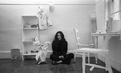 Yoko Ono Gela erdian (Half-A-Room) lanean