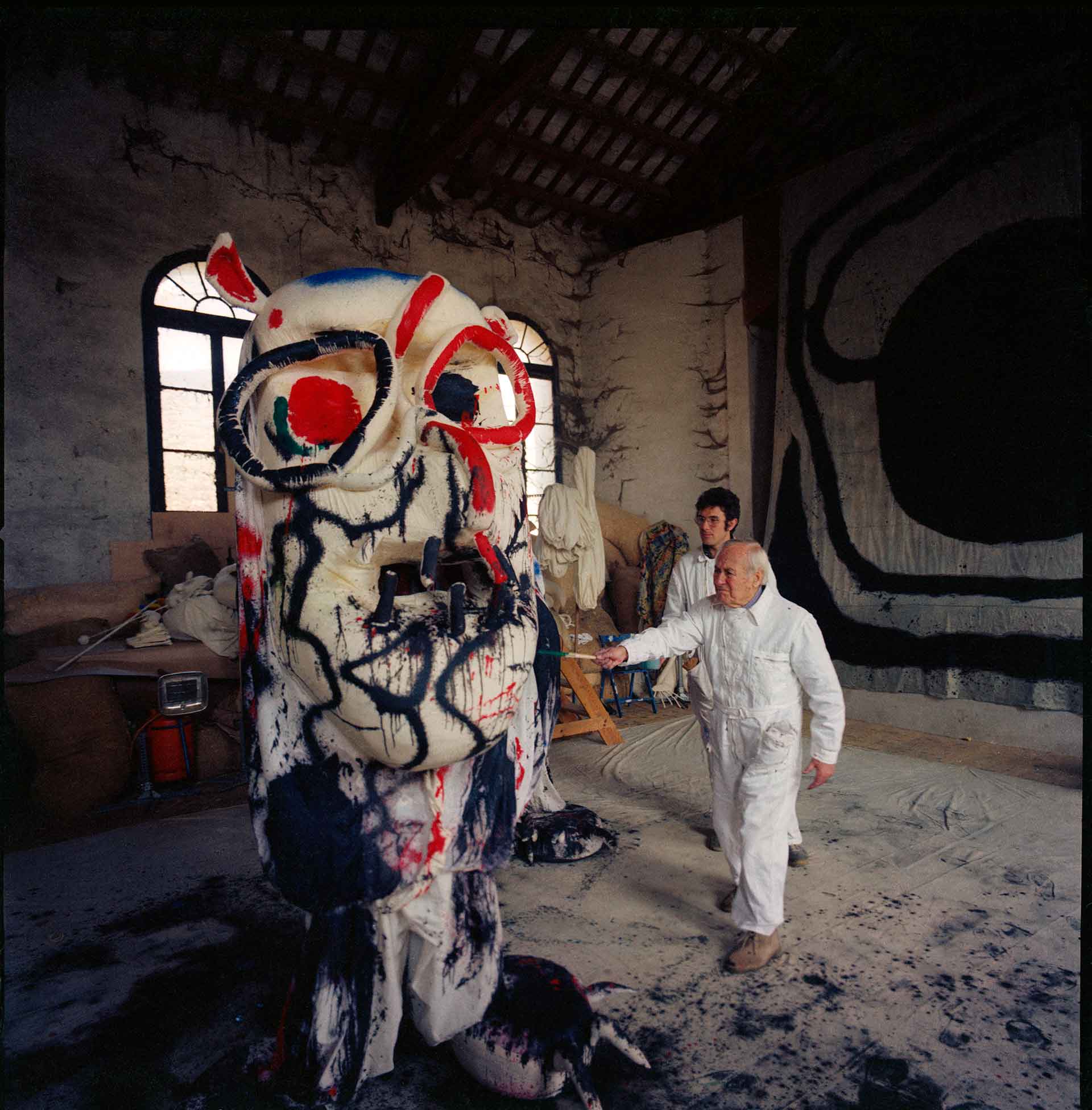 Joan Miró y Joan Baixas en el taller de La Claca pintando el Caballo de Merma, 1976